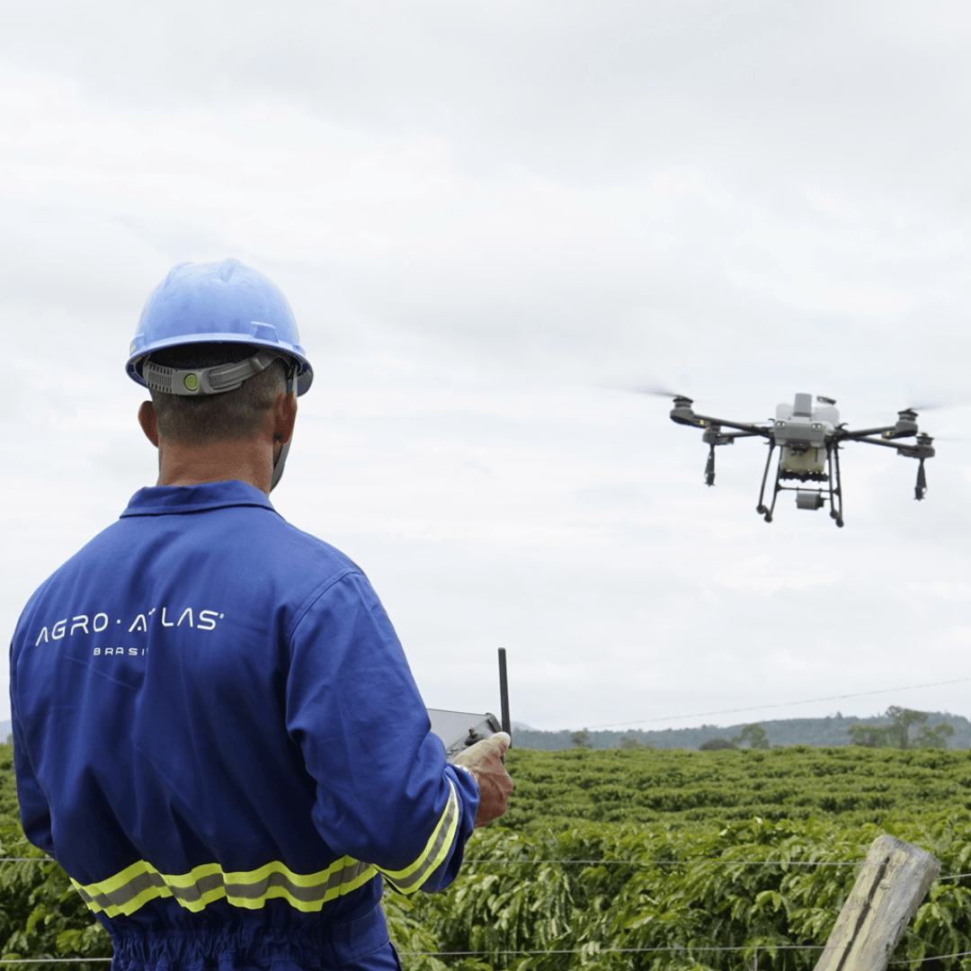 Equipe de operadores Agro Atlas voando com drone sobre plantação